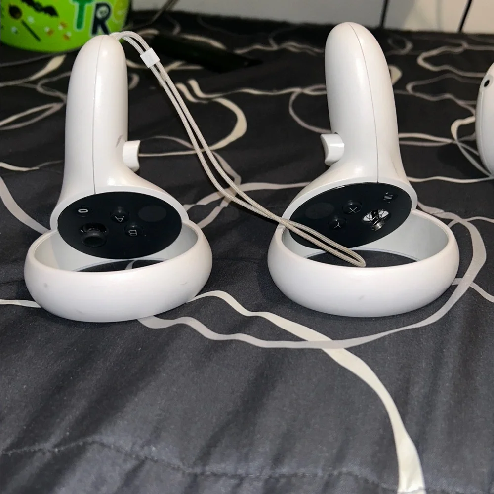 Advanced White VR Headset for Immersive Experiences
